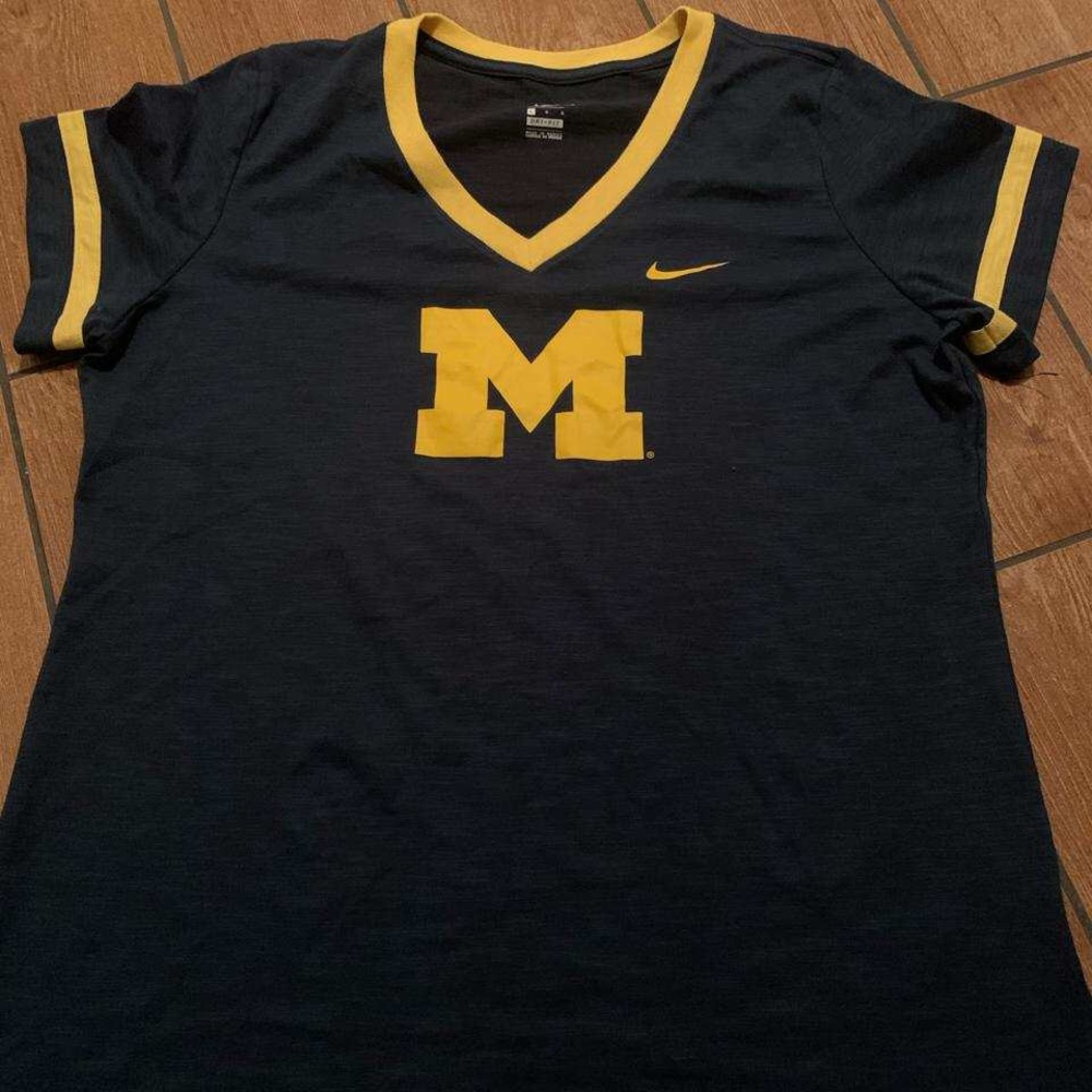 Nike tee like new